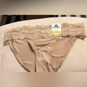 NWT b.tempt’d Nude Lace Waist Bikini Panty Size M